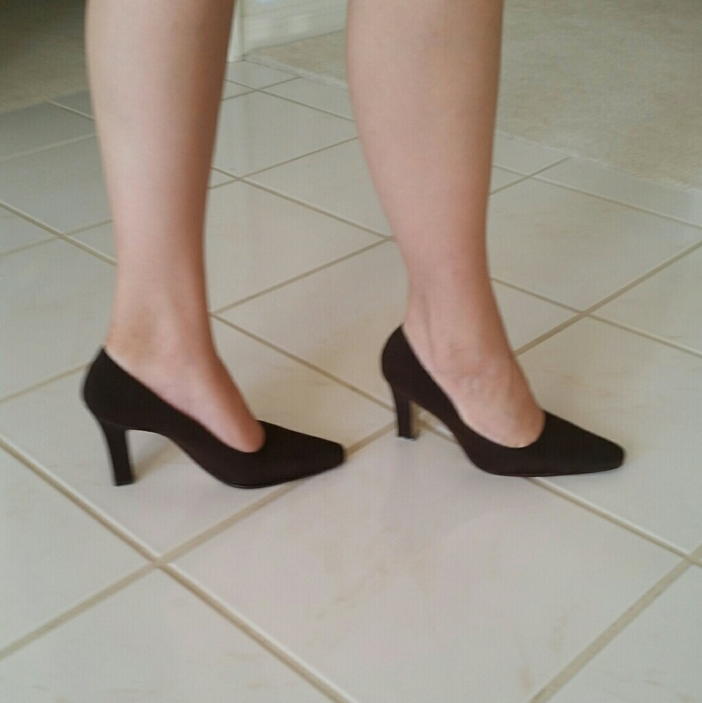 Apostrophe brown heels